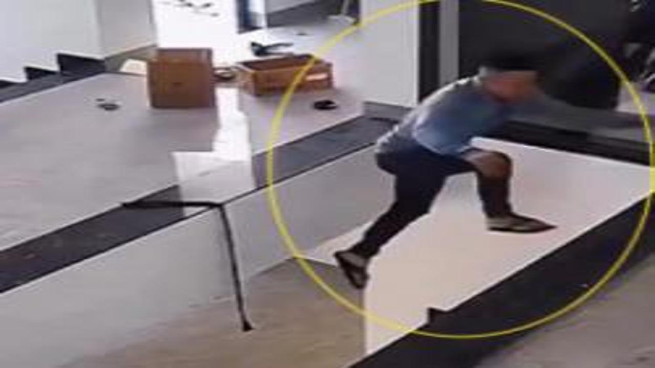 Vietnam'da akılalmaz kaza: Telefona bakarken metrelerce aşağı düştü!
