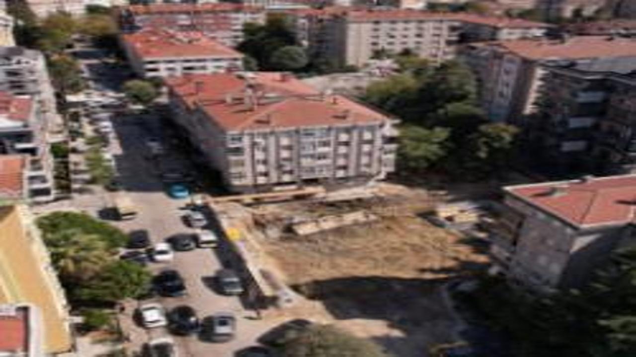 Bahçelievler'de 5 katlı binanın istinat duvarı çöktü