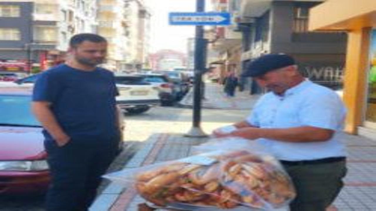 34 yıldır aynı rutininden vazgeçmiyor! Rize’de onu herkes güler yüzüyle tanıyor