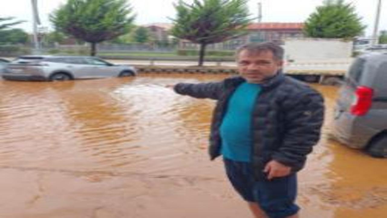 Rize'de sel felaketi! İki gün önce aldığı araç sular altında kaldı