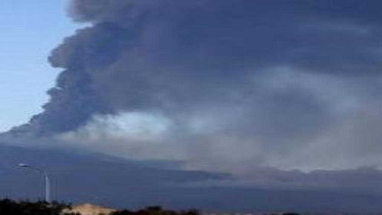 Etna patladı, havalimanı kilitlendi!