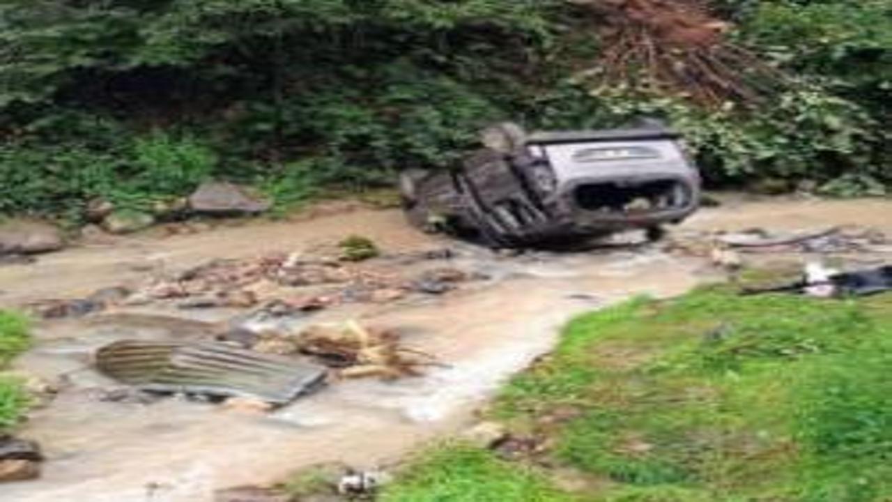 Hafif ticari araç dereye yuvarlandı: 3'ü ağır, 5 yaralı