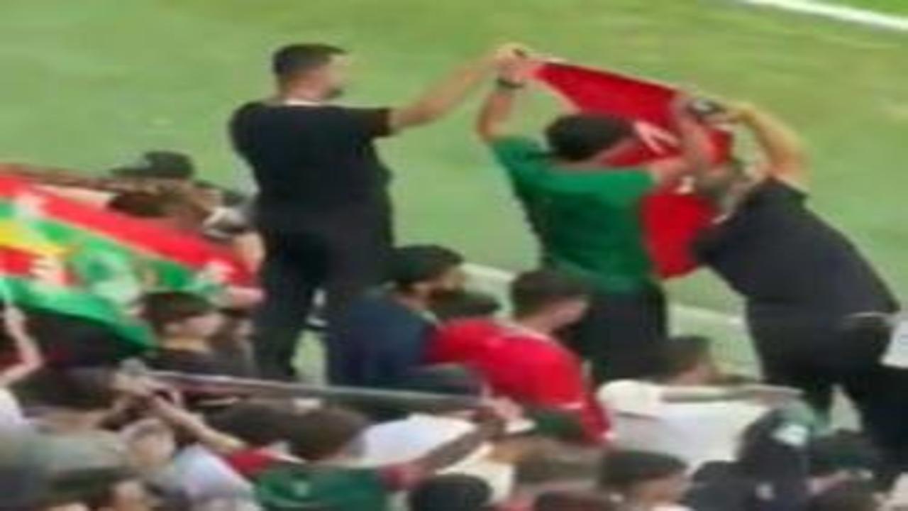 Amedsporlu bir taraftar tribünde Türk bayrağını açıp öptü