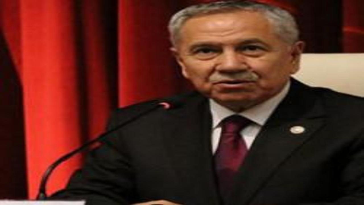 Arınç, “Davutoğlu’nun yanındayım” diyerek Erdoğan’ın karşısında pozisyon almıştır; yazık