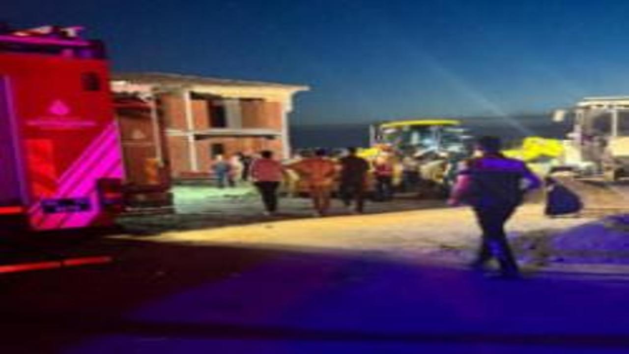 Büyükçekmece'de toprak kayması: Göçük altında kalan 1 kişi kurtarıldı