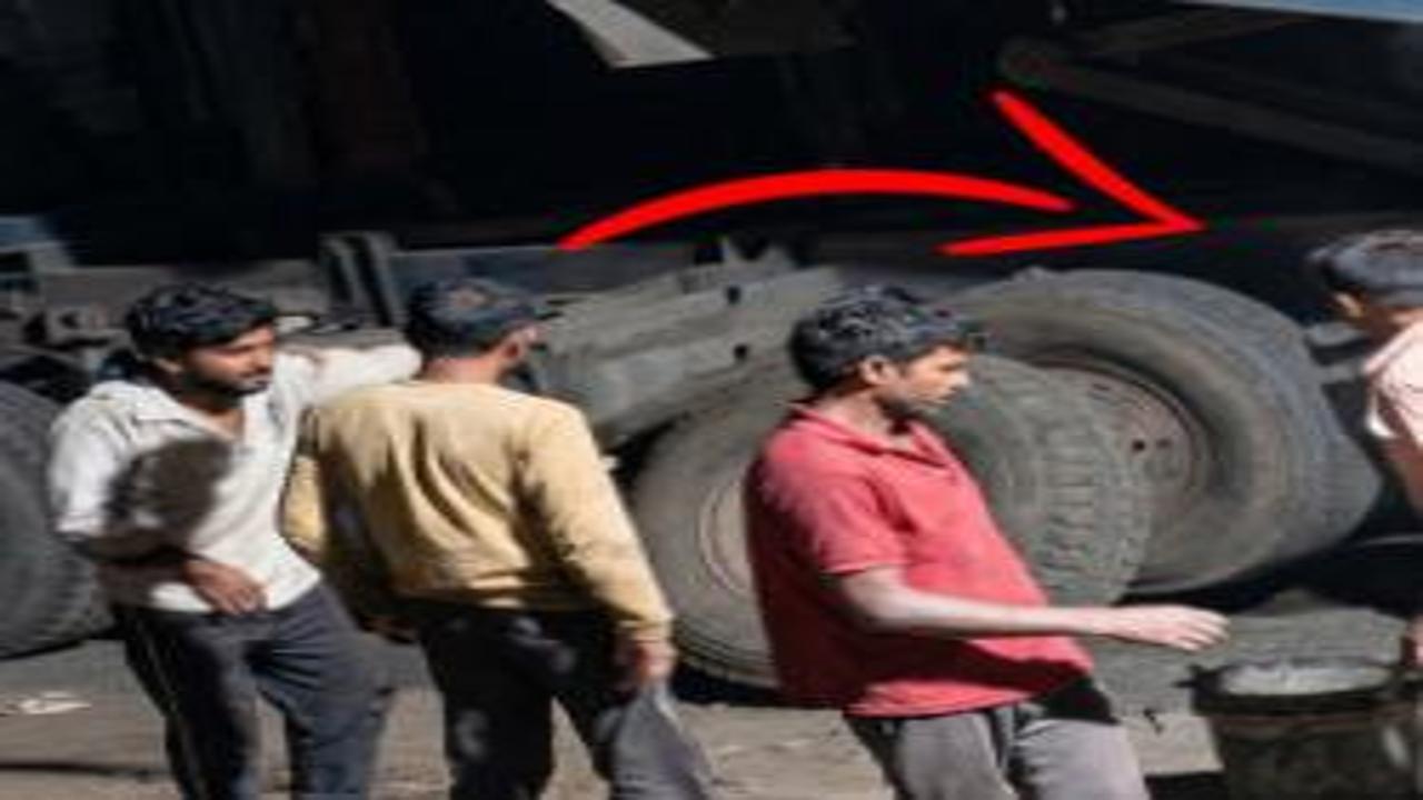 Hindistan'da kamyon lastiğine yanlış müdahale ölüm getirdi!