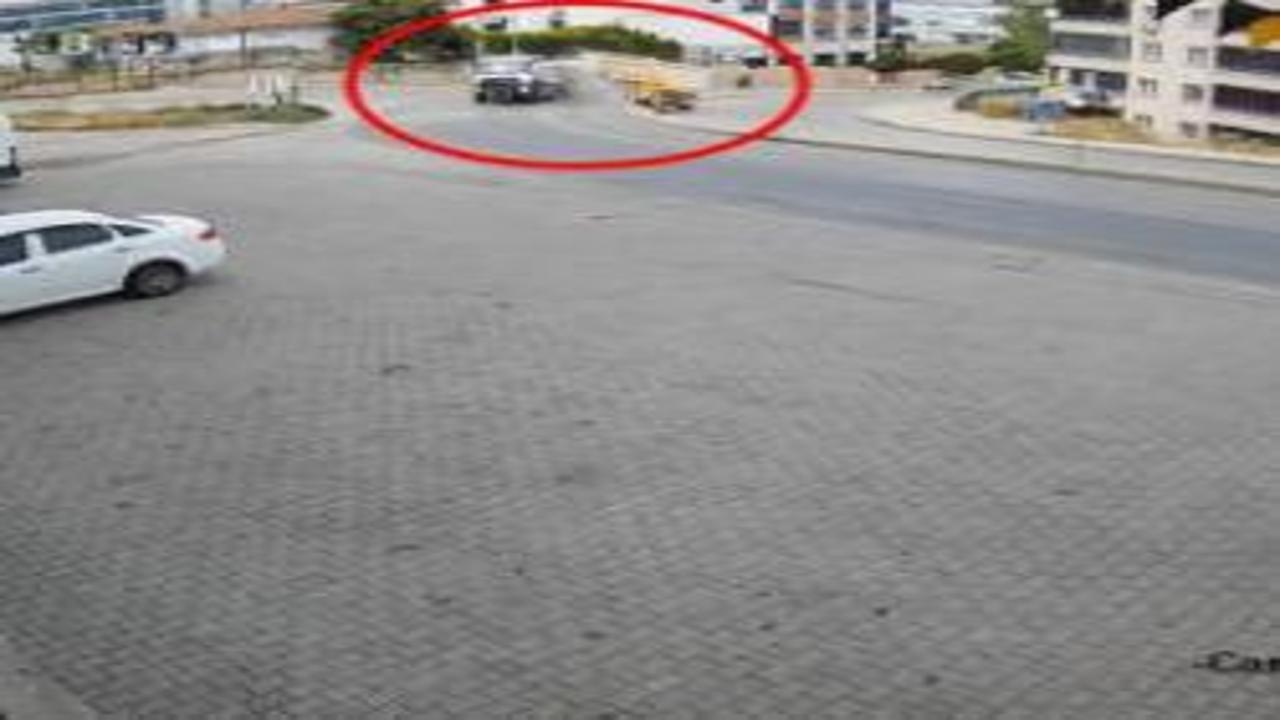 Bursa’da hafriyat kamyonu, karşı şeride geçip hem kamyona hem duvara çarptı