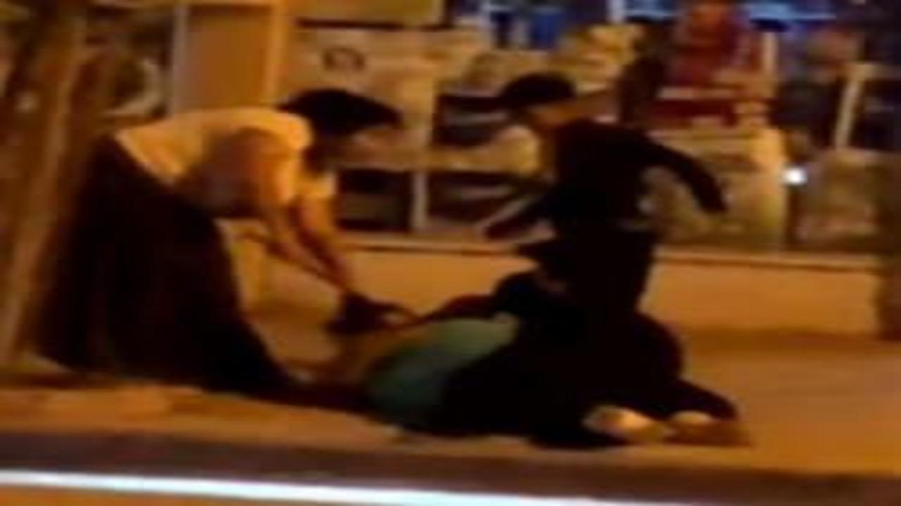 Karabük'te sokak ortasında dehşet: İki kadının sopalı kavgası kamerada