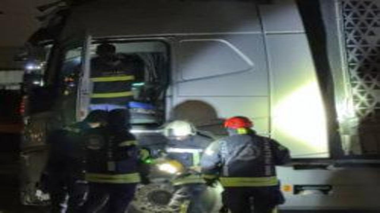 Kocaeli'nde bariyerleri aşan TIR'ın sürücüsü kayıp