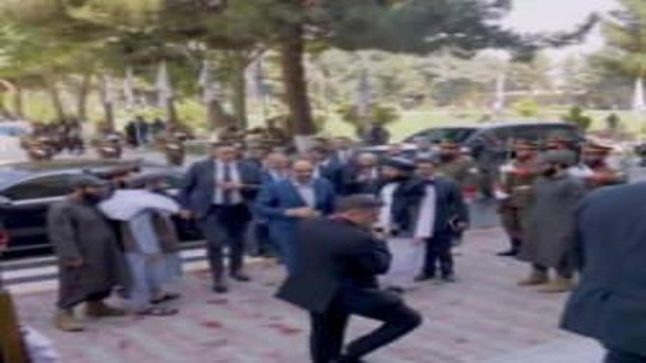 MİT Başkanı Kalın, Afganistan’da askeri törenle karşılandı: Samimi anlar dikkat çekti