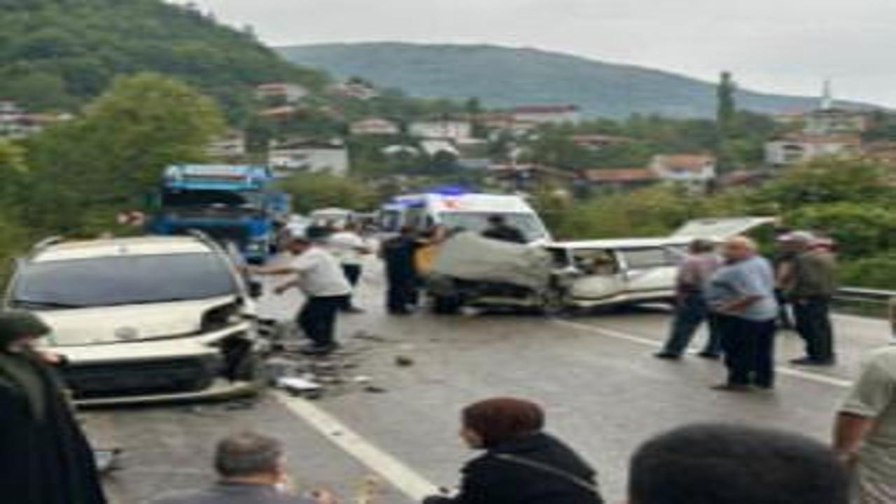 Otomobil ve hafif ticari araç çarpıştı: 1'i bebek, 7 yaralı