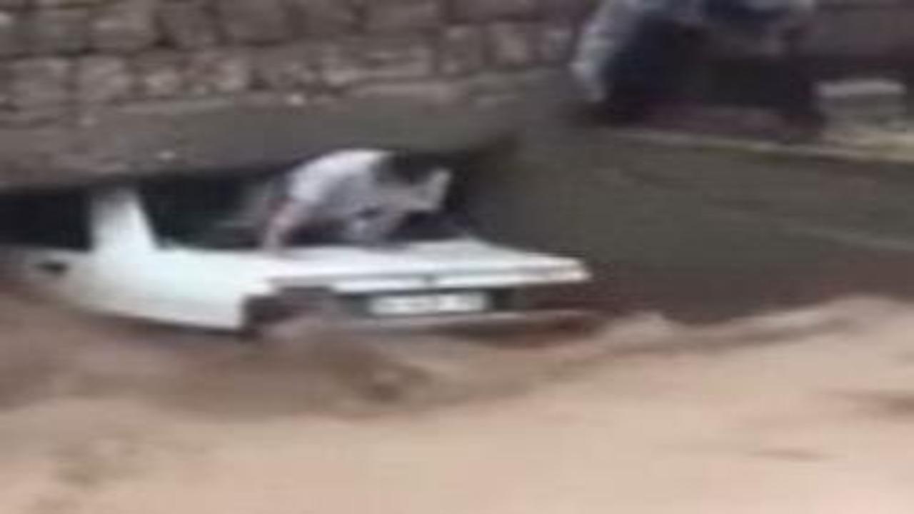 Sağanak yağışlar 4 ilimizde hayatı felç etti: Yollar göle döndü, araçlar sürüklendi