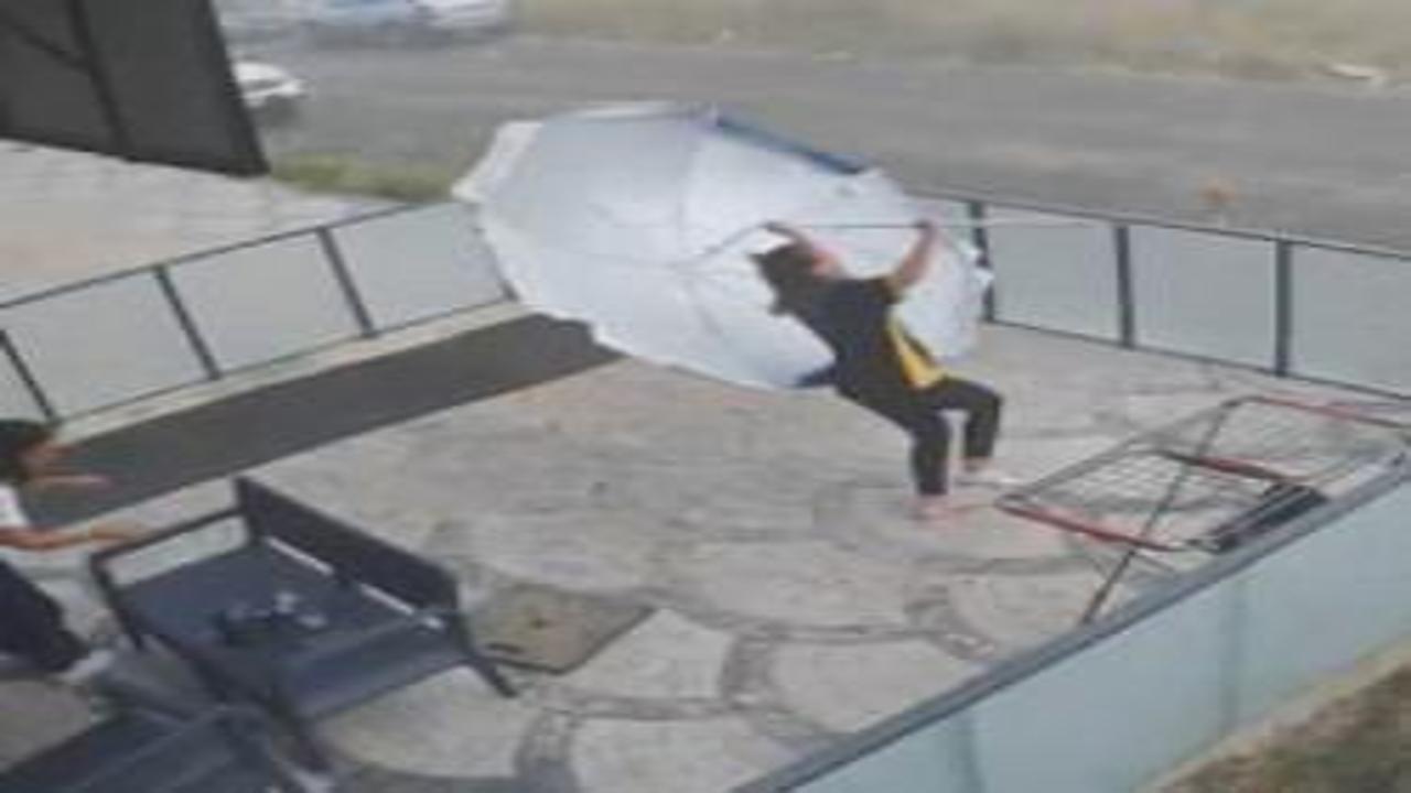 "Şemsiyemiz şahlandı!": Aksaray'da rüzgarla yapılan o komik savaş kamerada