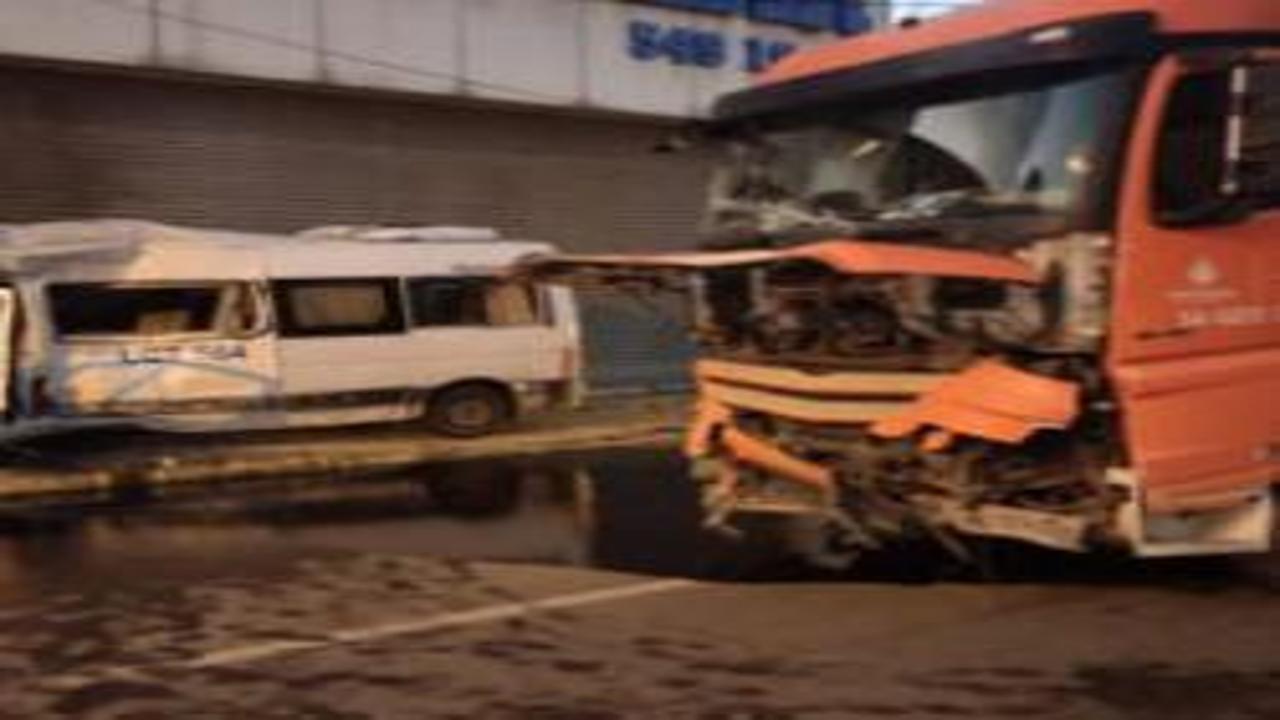 Servis minibüsü ile kamyon çarpıştı!