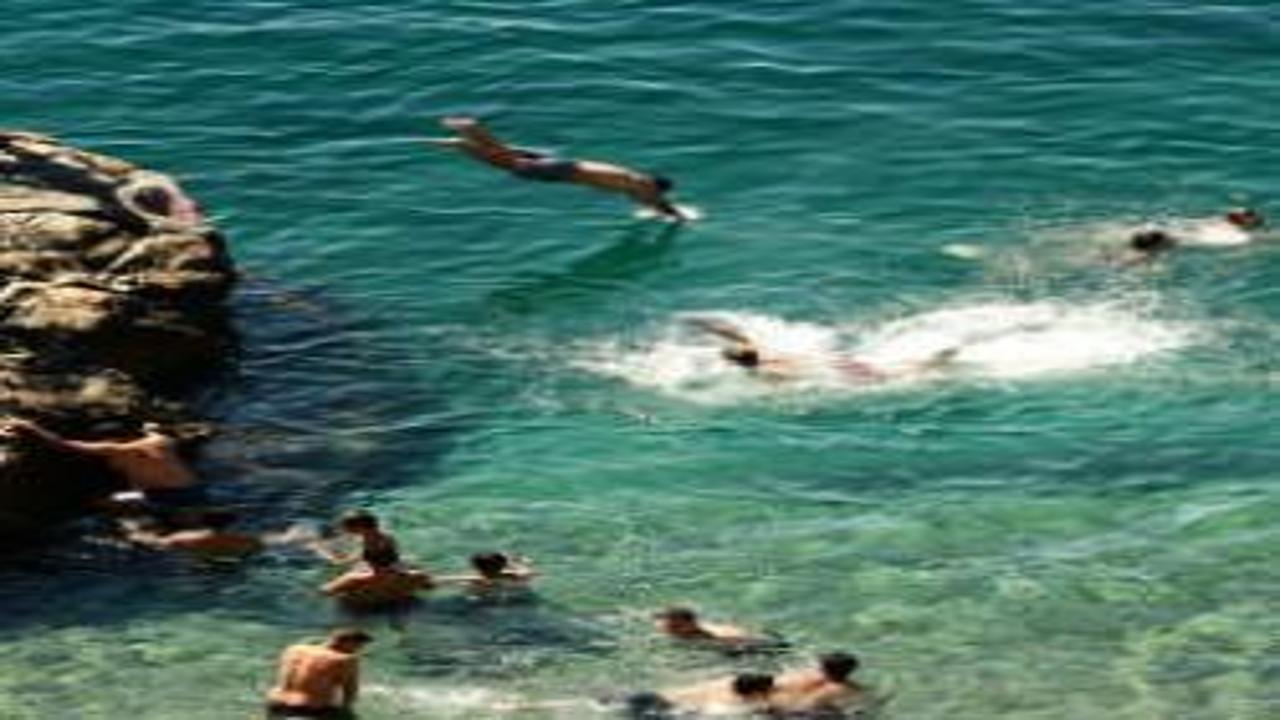 Sonbahar Antalya’ya uğramadı: Konyaaltı Sahili’nde hafta sonu yoğunluğu
