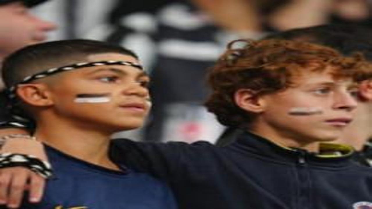 Sosyal medyada gündem oldu! Beşiktaş tribününde Fenerbahçeli çocuk
