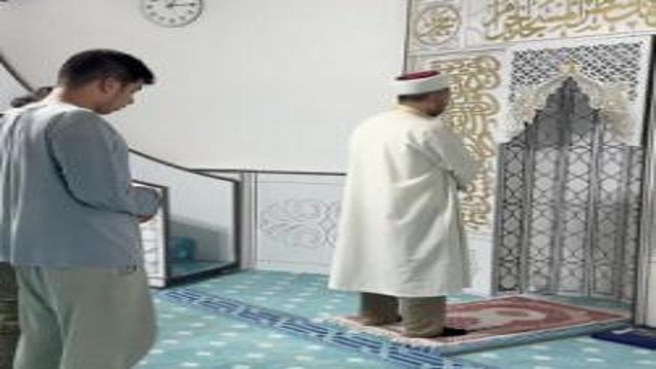 Türk camisinde 15 ülkeden Müslüman aynı safta