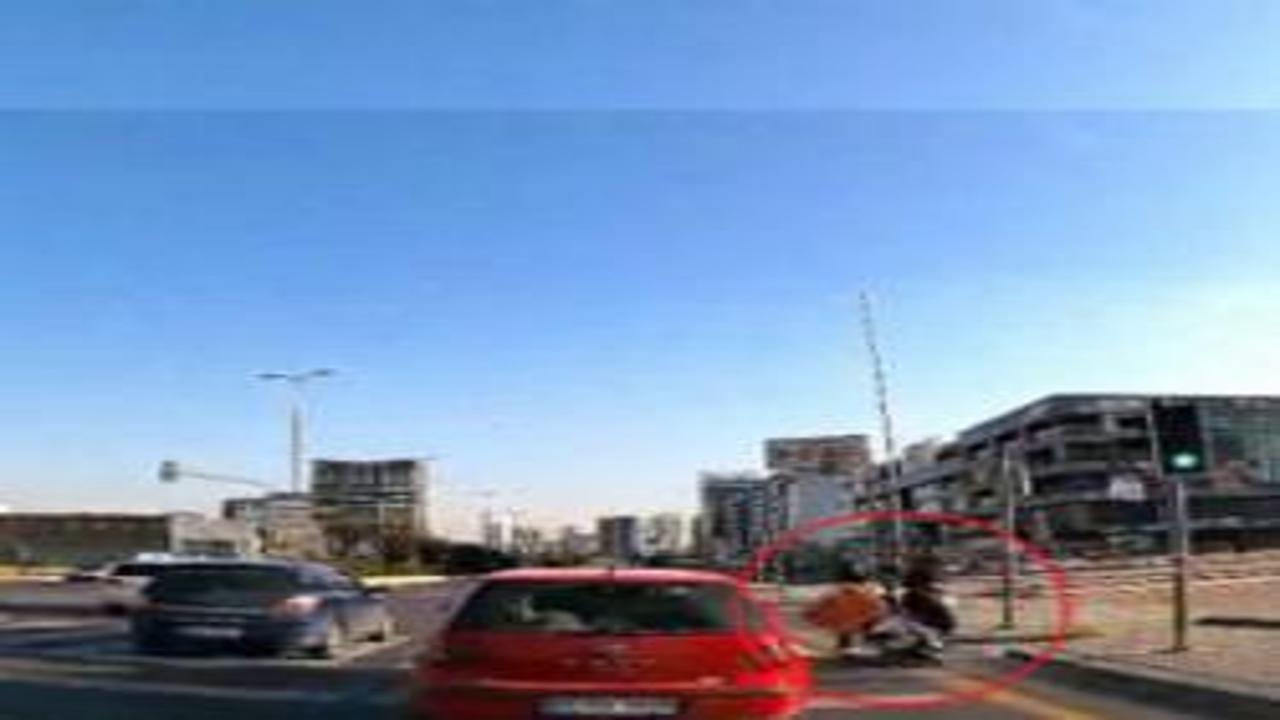 Ankara'da motosikletin yayaya çarptığı kaza kamerada: 2 yaralı