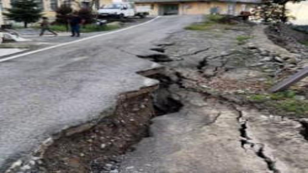 Rize'de heyelan sonrası korkutan manzara! İkiye ayrılan yol 60 santimetre çöktü