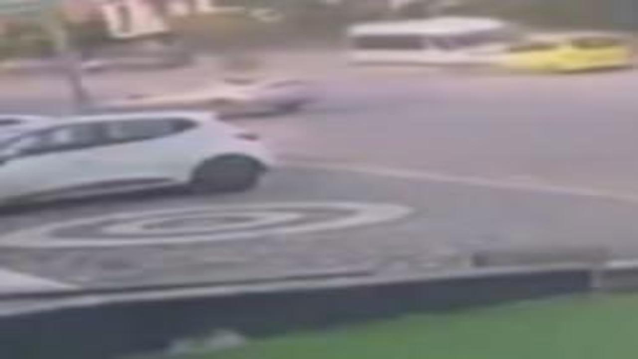 Freni patlayan minibüs taksiyi sürükledi