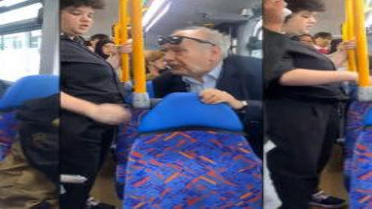 Müslümanlara hakaret eden ırkçı yolcunun tacizleri kameraya yansıdı