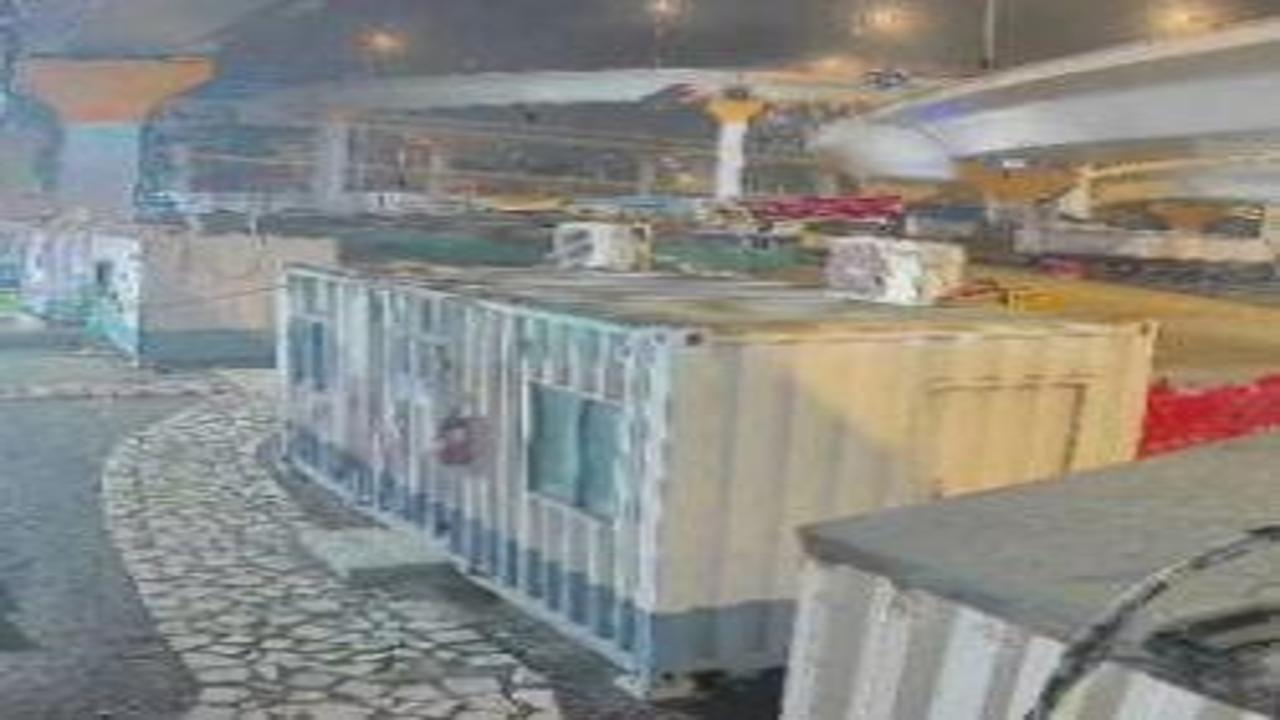 Mumbai'de bariyerleri aşan BMW, metrelerce yüksekten aşağı çakıldı: 3 genç öldü