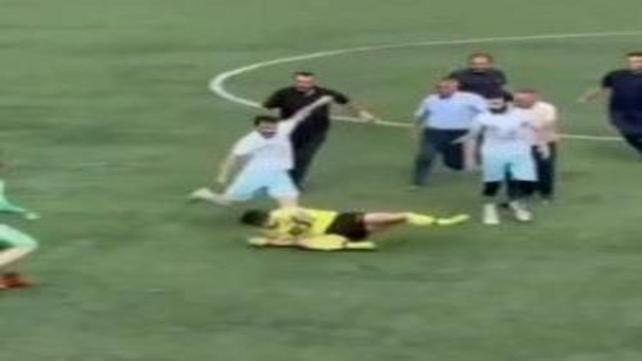 Bağcılar'da linç girişimi: Sahanın ortasında hakemi tekme tokat dövdüler!