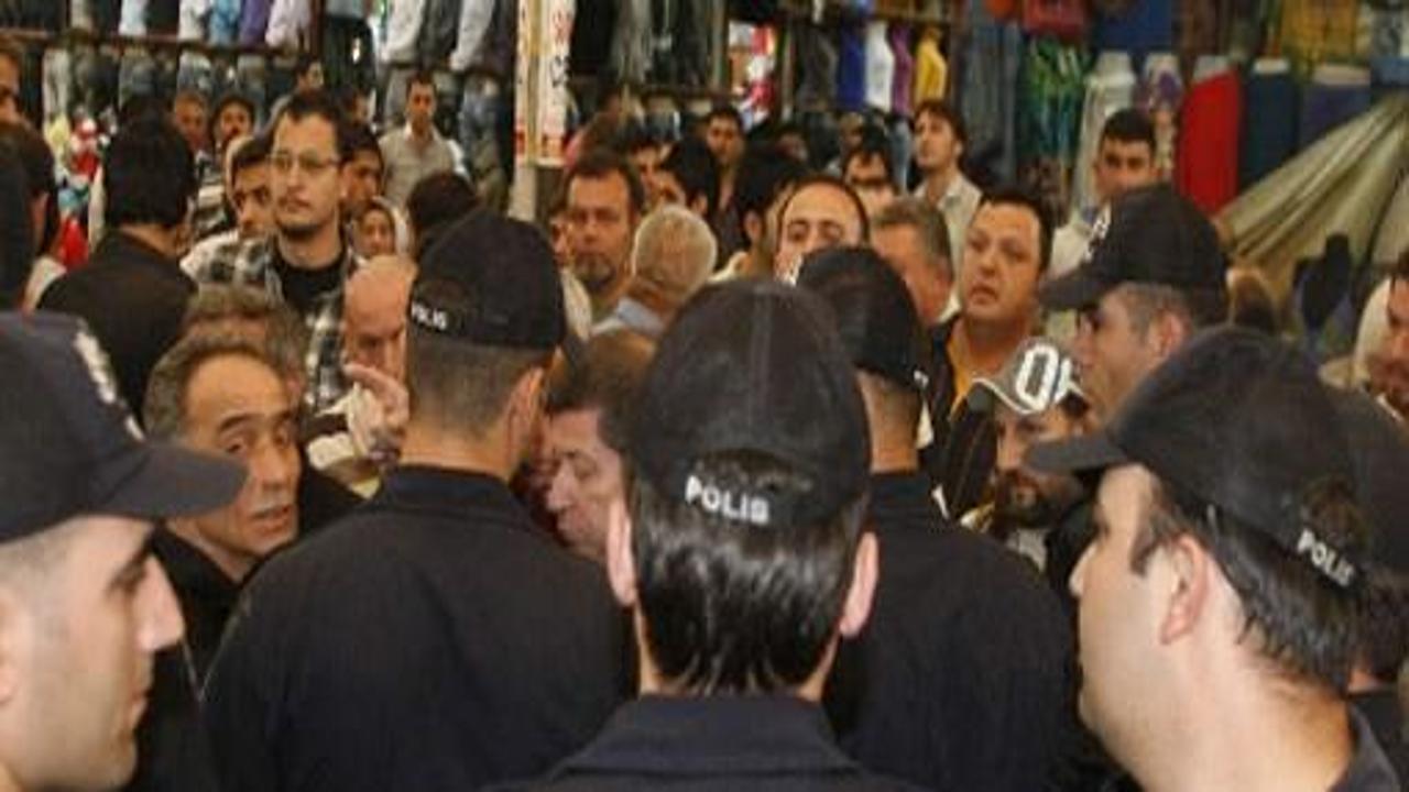 Kadın avukata taklit ayakkabı dayağı