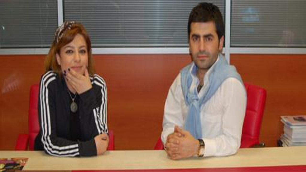 Akranları kadına, Okutan müziğe aşık