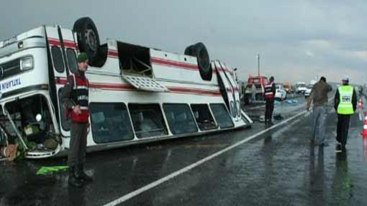 Yolcu otobüsü devrildi: 1 ölü, 20 yaralı