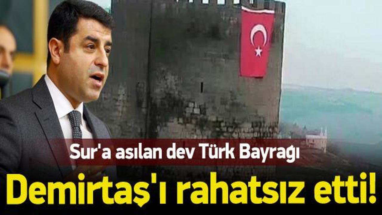 Sur'a asılan Türk bayrağı Demirtaş'ı rahatsız etti