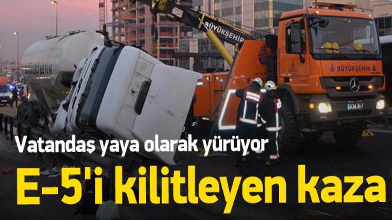 İstanbul'da trafiği fel&ccedil; eden kaza