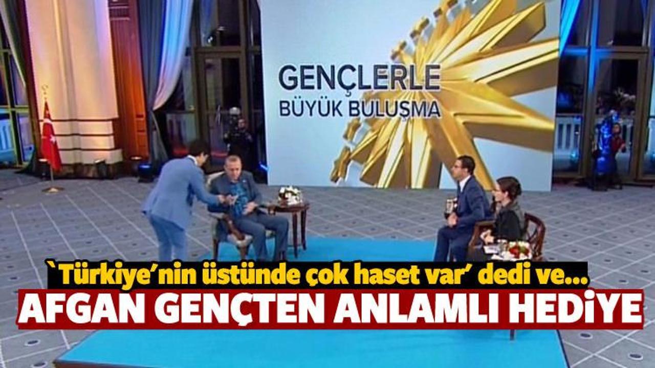 Erdoğan'a Afganistanlı gen&ccedil;ten anlamlı hediye