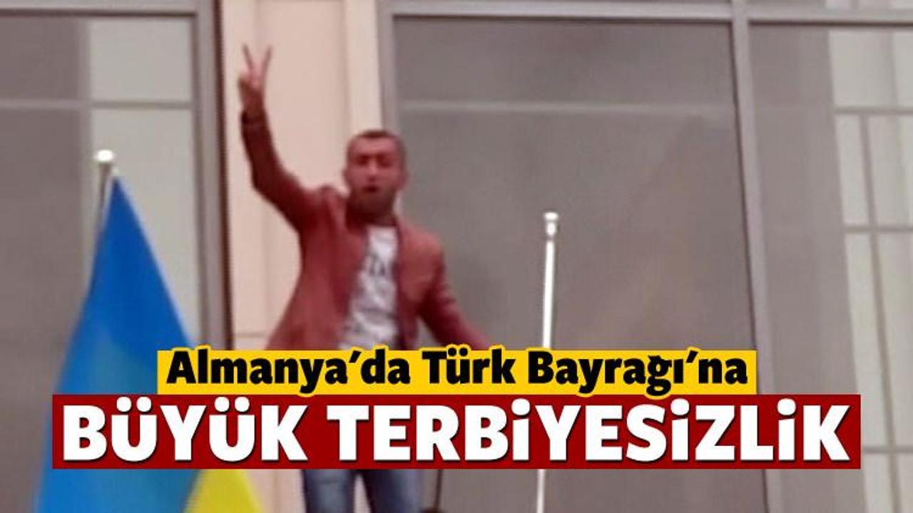 Almanya'da T&uuml;rk Bayrağı'na b&uuml;y&uuml;k terbiyesizlik