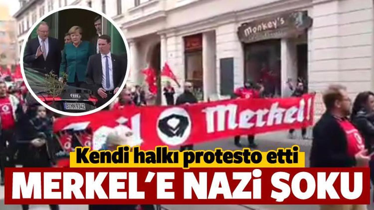 Kendi halkı protesto etti! Merkel'e Nazi şoku