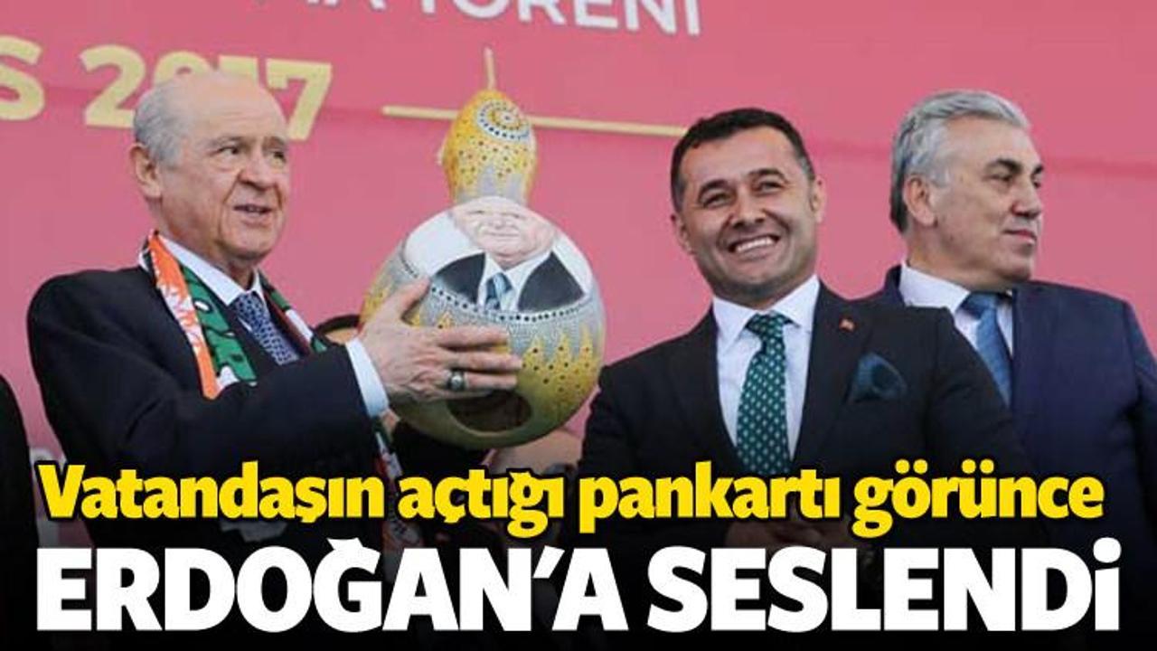 Devlet Bahçeli pankartı görünce Erdoğan'a seslendi