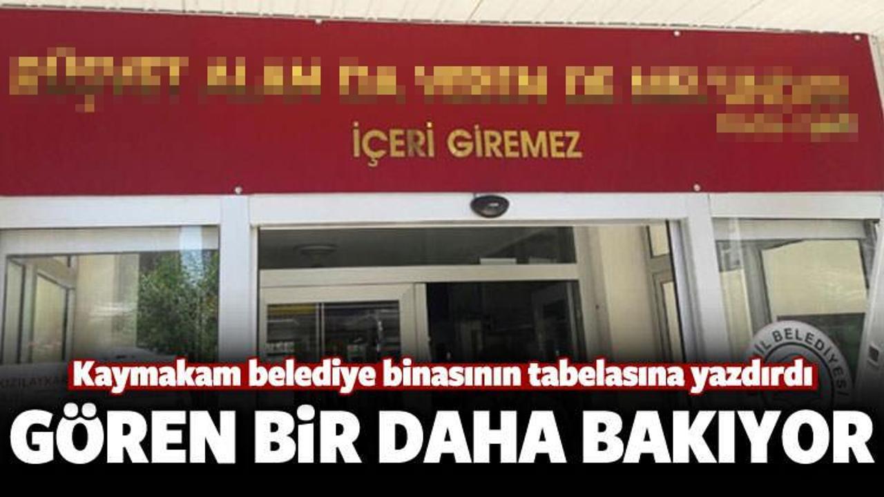 Belediye binasındaki yazıyı g&ouml;ren bir daha bakıyor