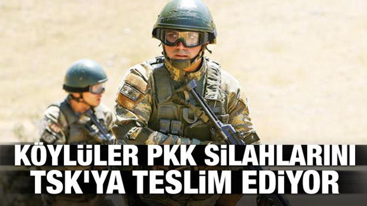 Köylüler PKK silahlarını TSK'ya teslim ediyor