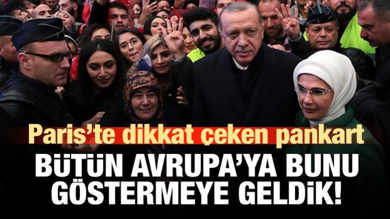 Paris'te dikkat çeken Erdoğan pankartı