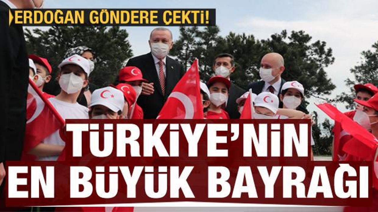 Türkiye'nin en büyük bayrağı! Erdoğan göndere çekti