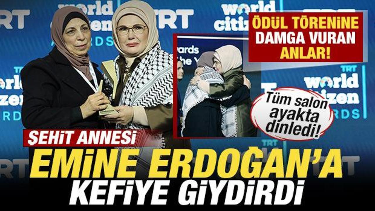 &Ouml;d&uuml;l t&ouml;renine damga vuran anlar! Şehit annesi Emine Erdoğan'a kefiye giydirdi