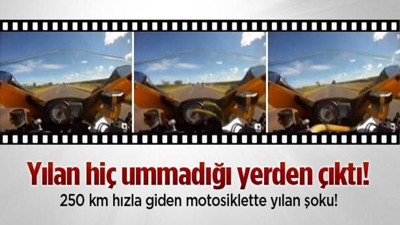 250 km hızla giden motosiklette yılan şoku!