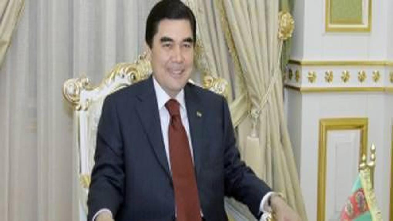 Türkmen liderden yaş gününde aşk şarkısı