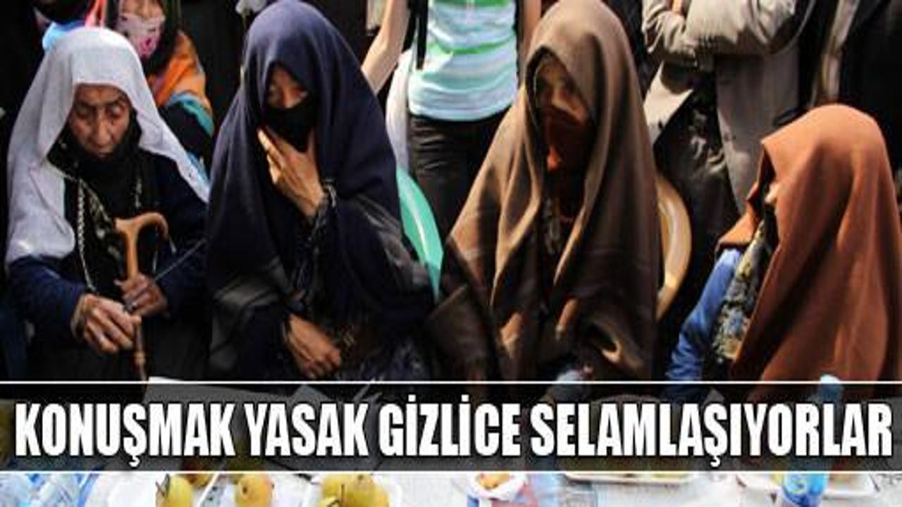 Konuşmak yasak gizlice selamlaşıyorlar