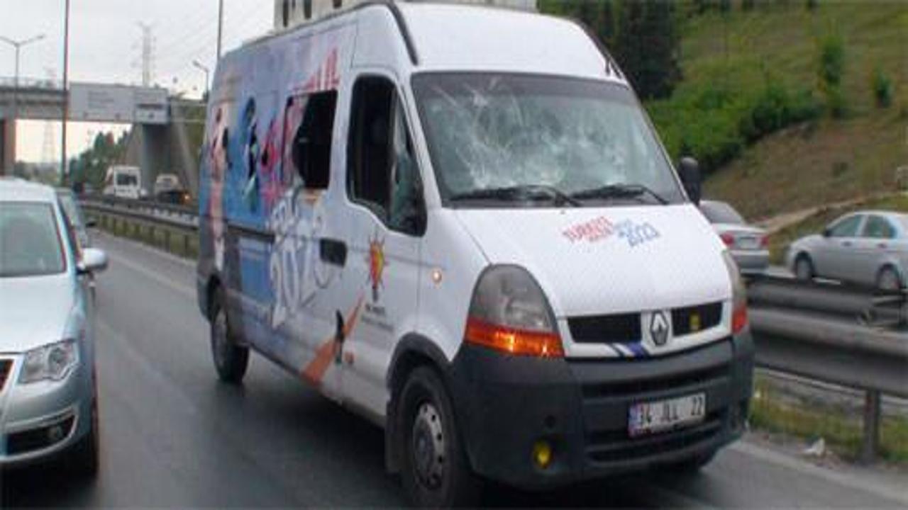 AK Parti seçim minibüsüne taşlı saldırı