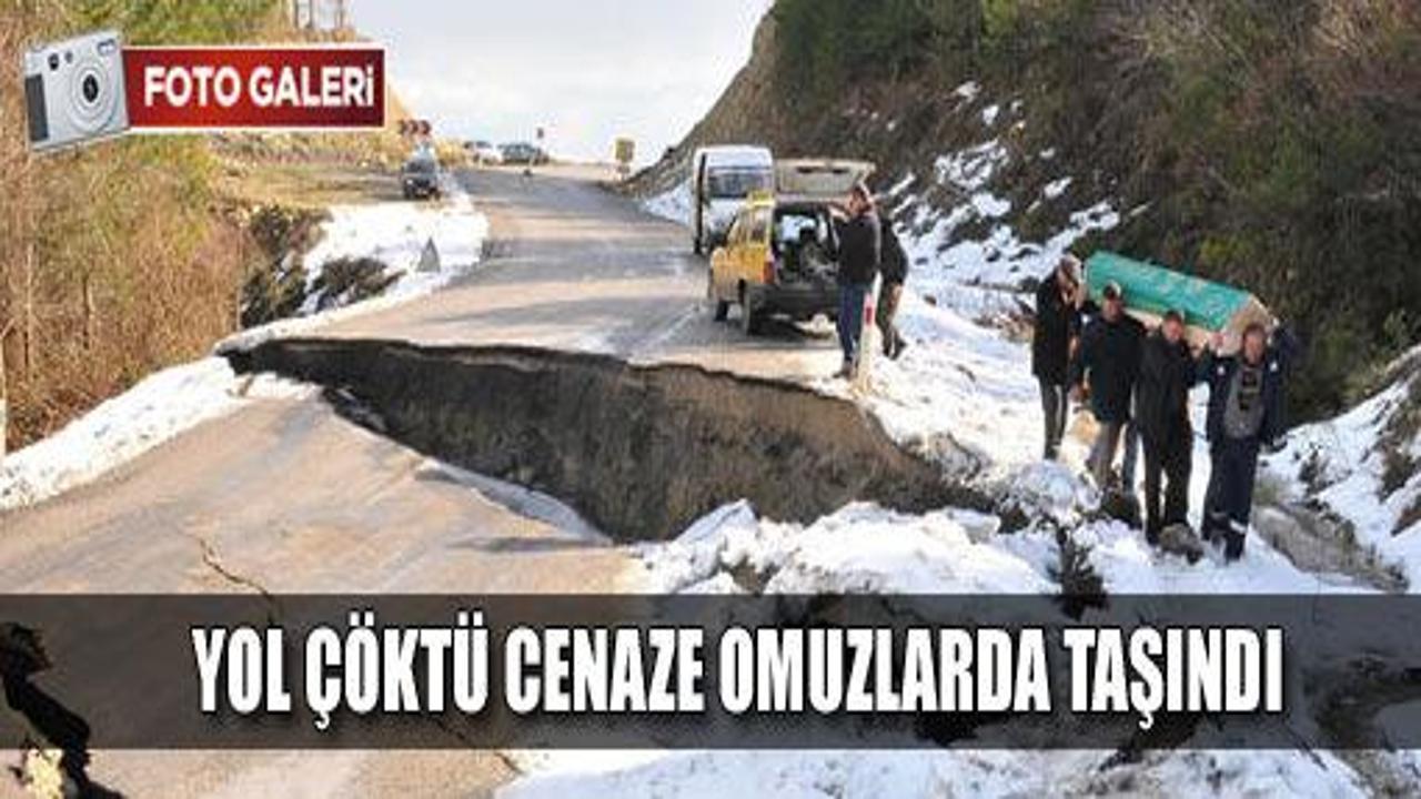 Yol çöktü cenaze omuzlarda taşındı