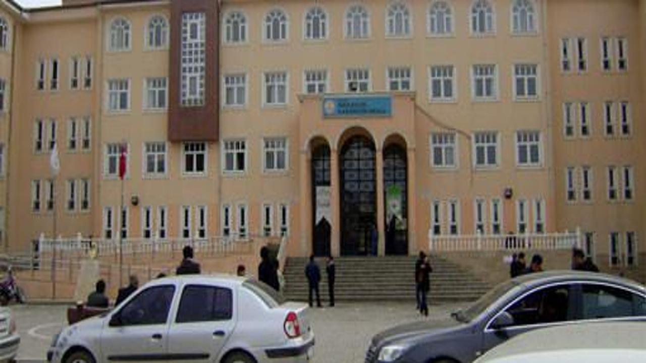 Polis olacakları sezdi, sınavda işi bitirdi!
