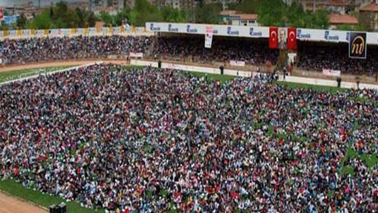 24 bin kişi aynı anda Sefilleri okudu