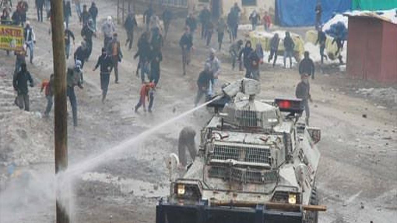 Hakkari'deki olaylarda 1 polis ağır yaralı