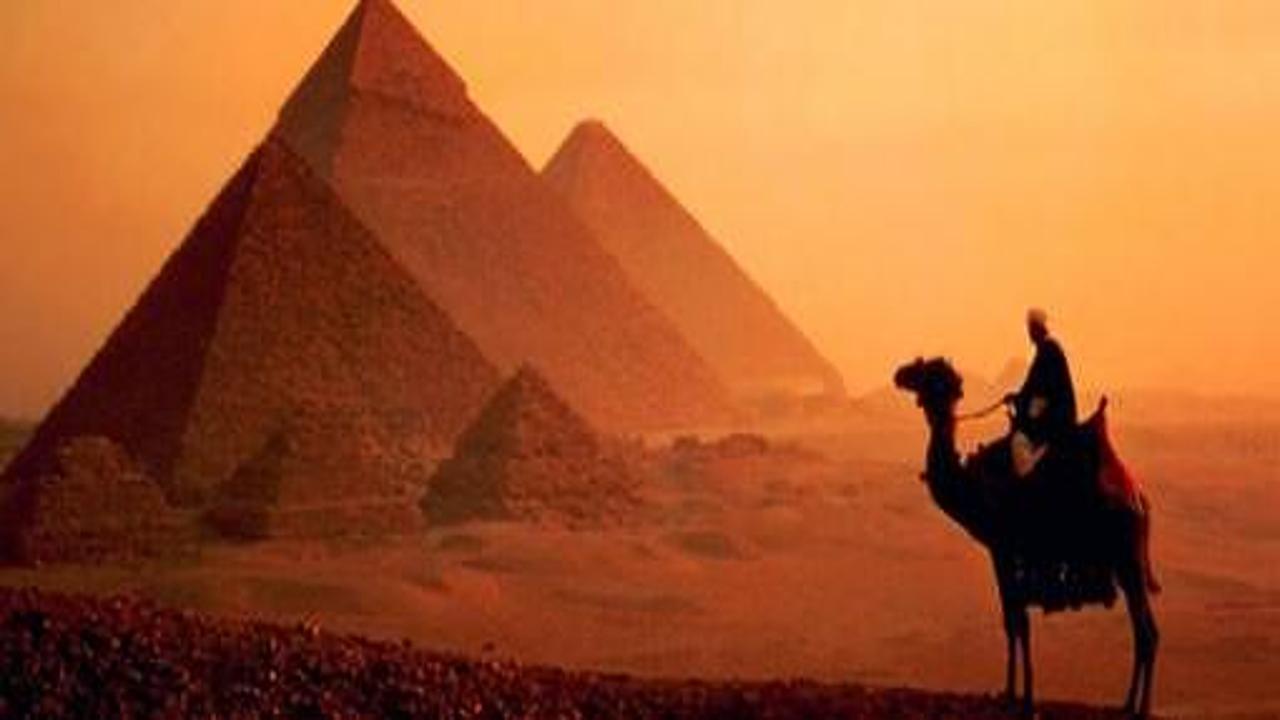 Mısır'ın kayıp 17 piramiti ve bin mezarı bulundu